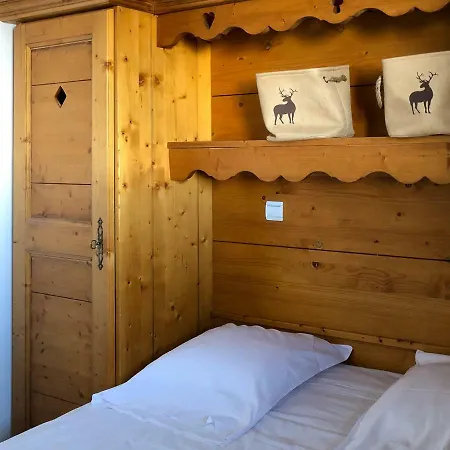 Les Hauts Bois Apartment *